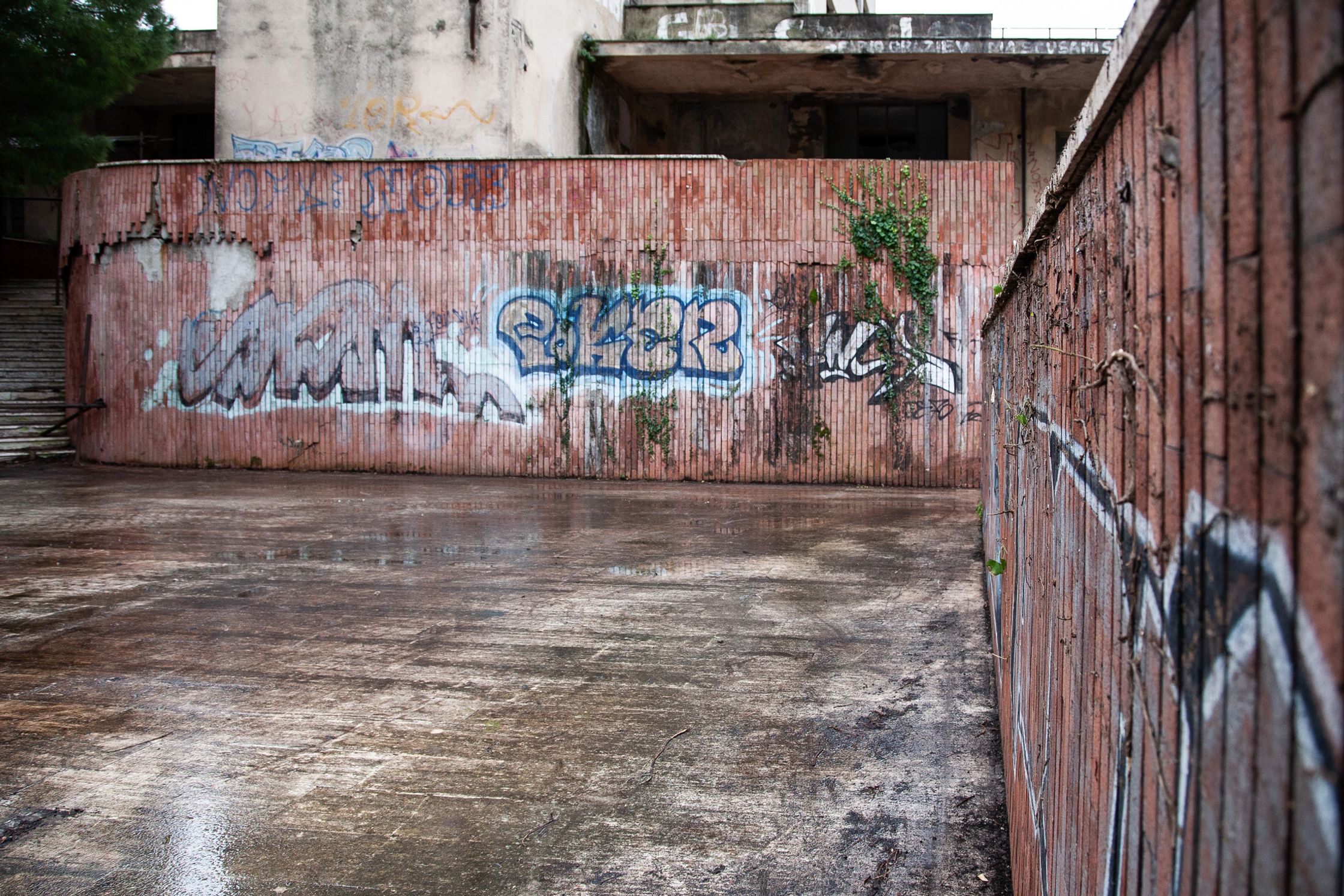 Il muro dove attualmente si trova il portone di ingresso alle residenze