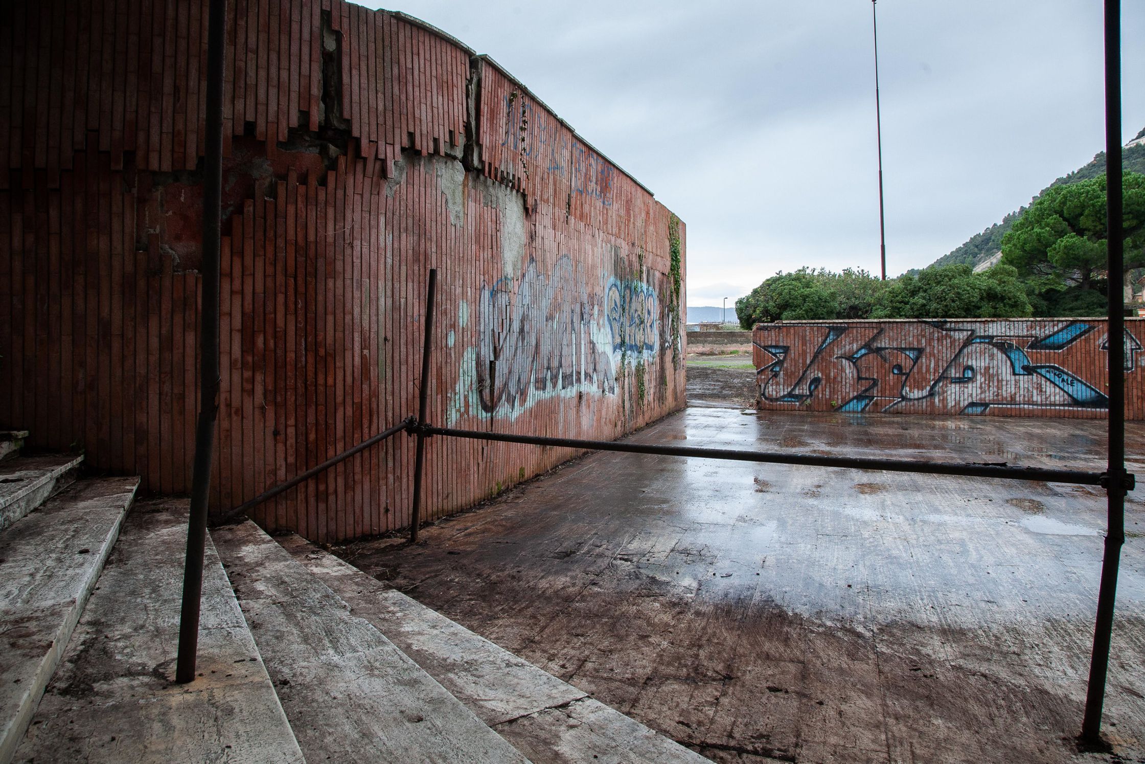 Il muro dove si trova attualmente il portone di ingresso alle residenze