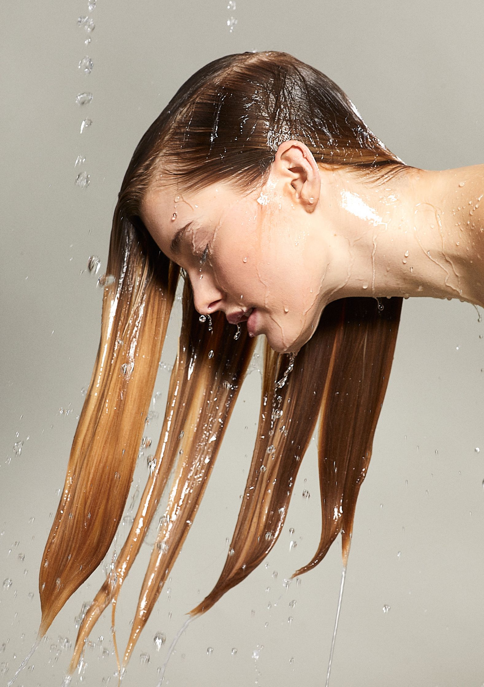 a woman's hair is being drenched in water by photographer Frauke Fischer