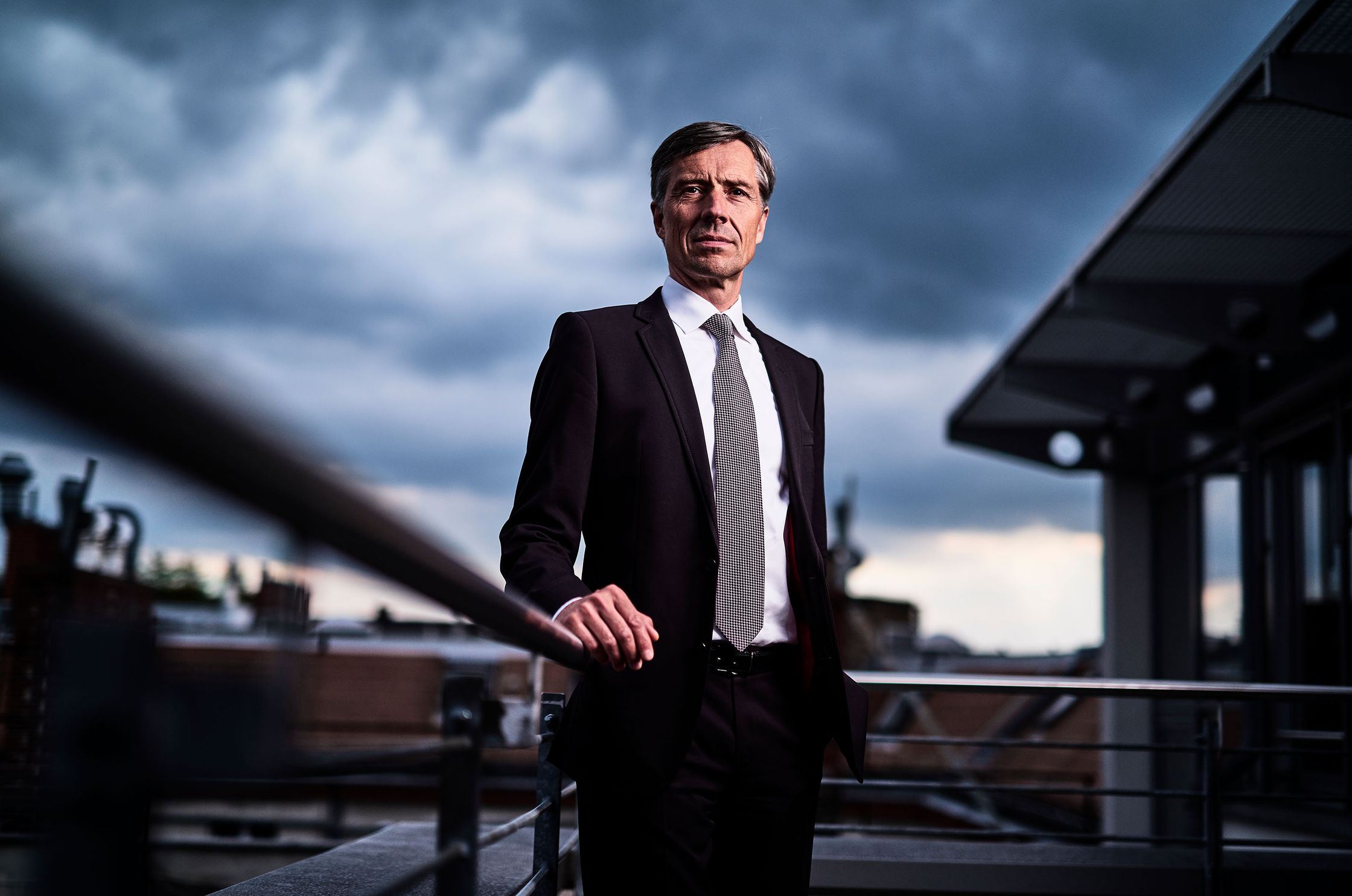 CEO Portrait im Rahmen eines Corporate Fotoshootings für eine Bürofirma.
