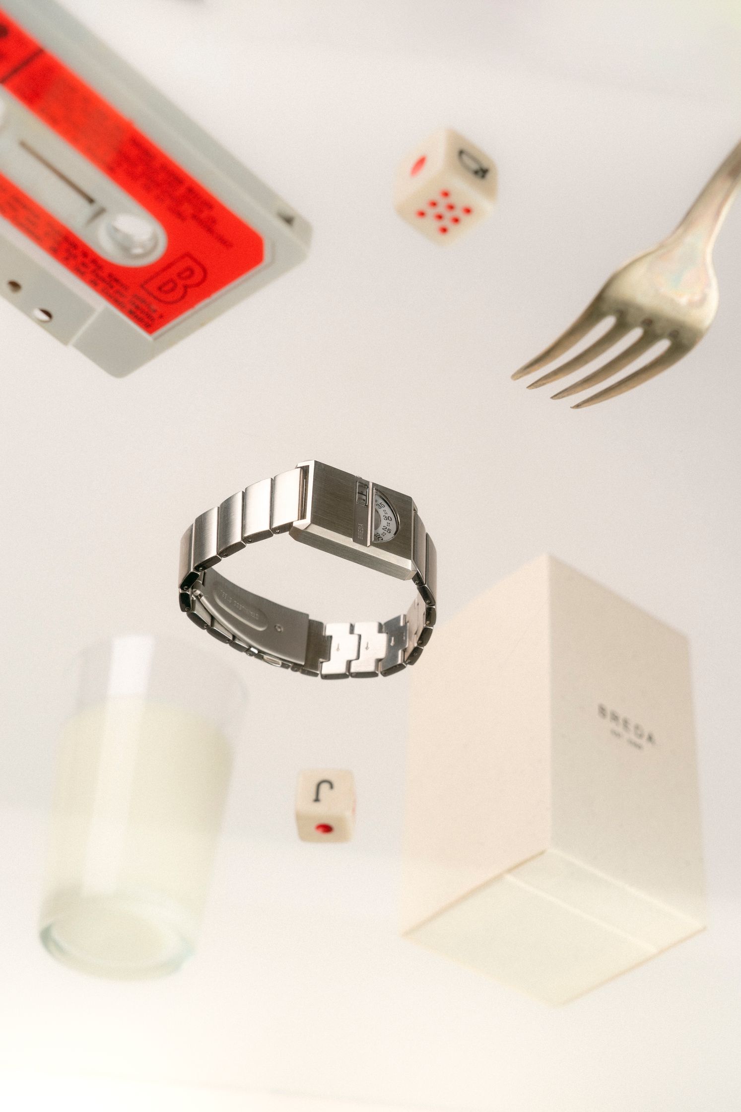 Fotografía de producto de un reloj de pulsera. Bodegón artístico de un reloj. Fotografía artística de un reloj.