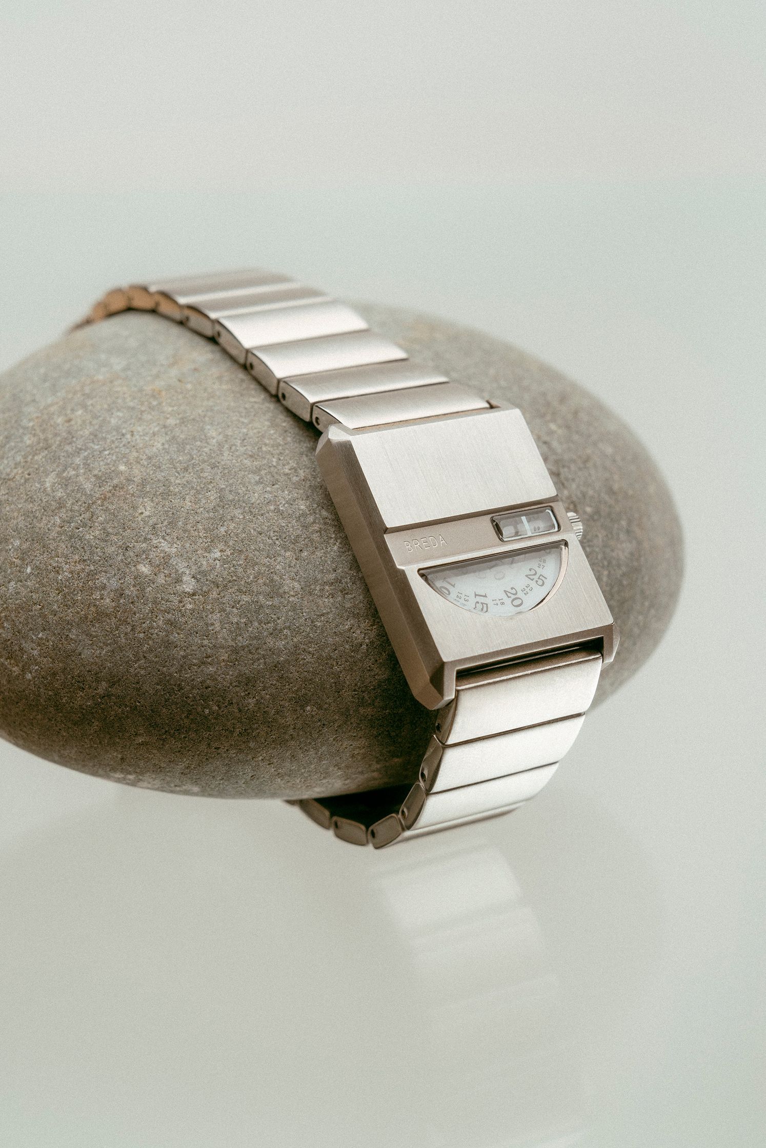 Fotografía de producto de un reloj de pulsera. Bodegón artístico de un reloj. Fotografía artística de un reloj.