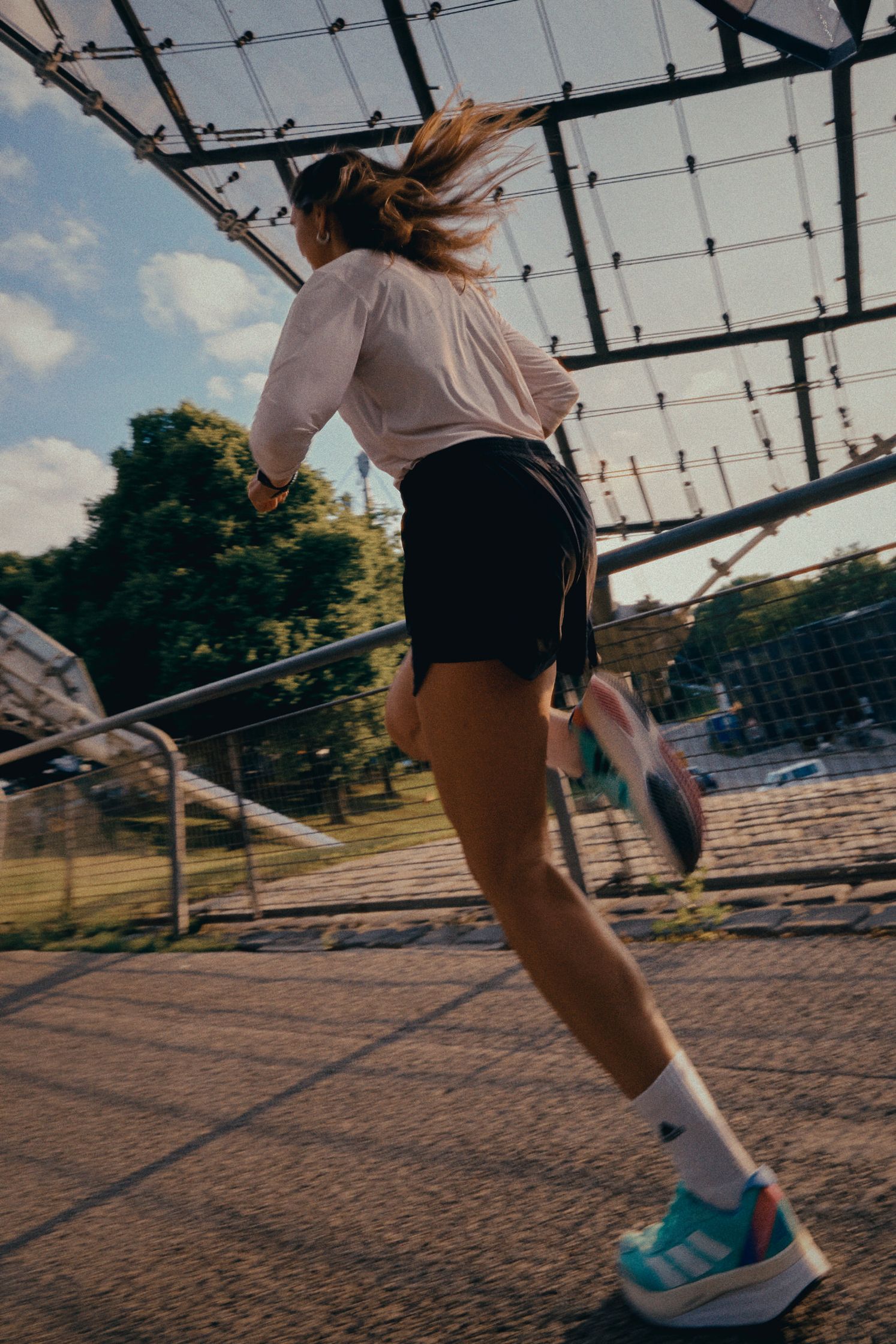 a woman jogging on a bridge by Martin Kula, advertising photographerfrom Hamburg, Germany