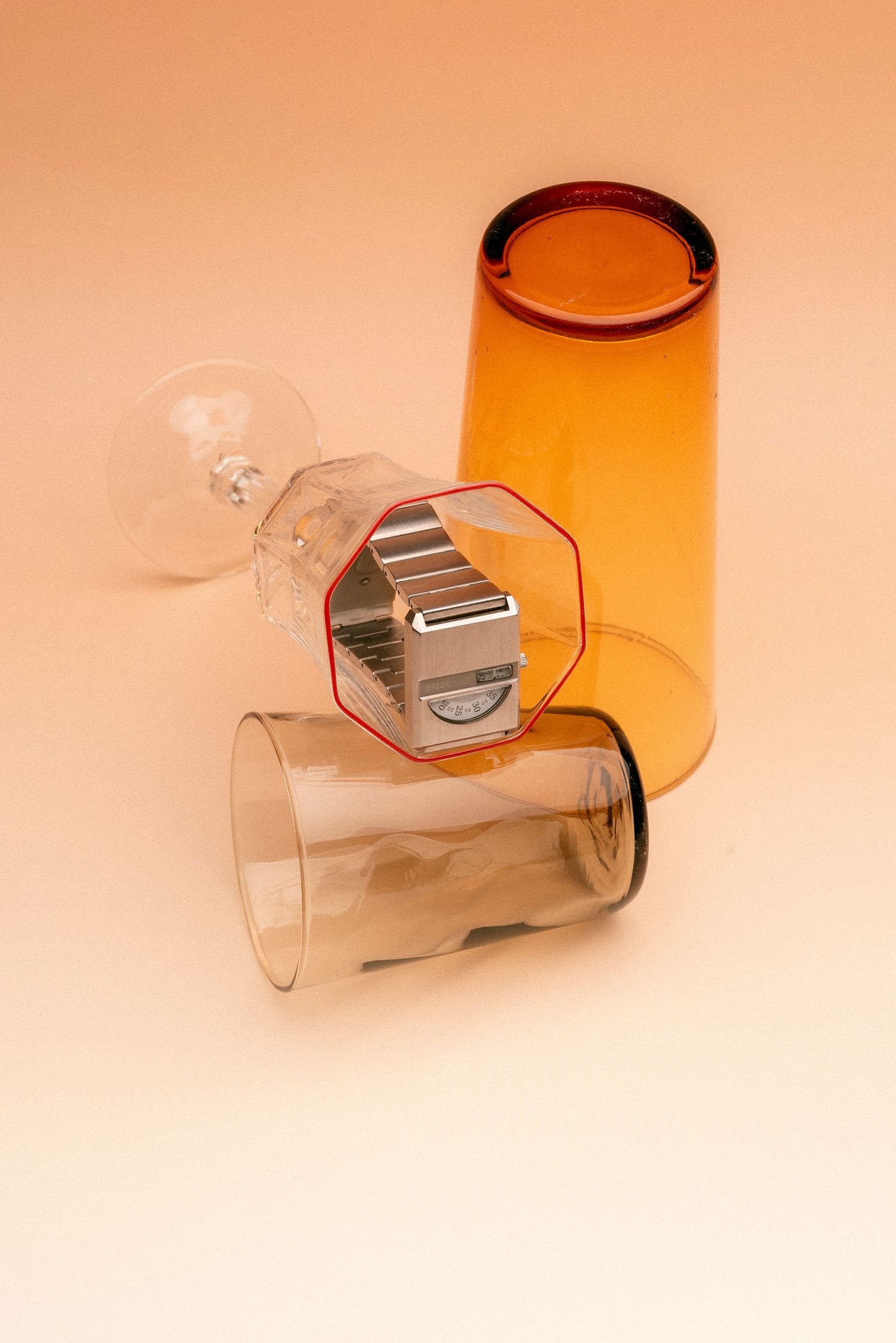 Fotografía de producto de un reloj de pulsera. Bodegón artístico de un reloj. Fotografía artística de un reloj.