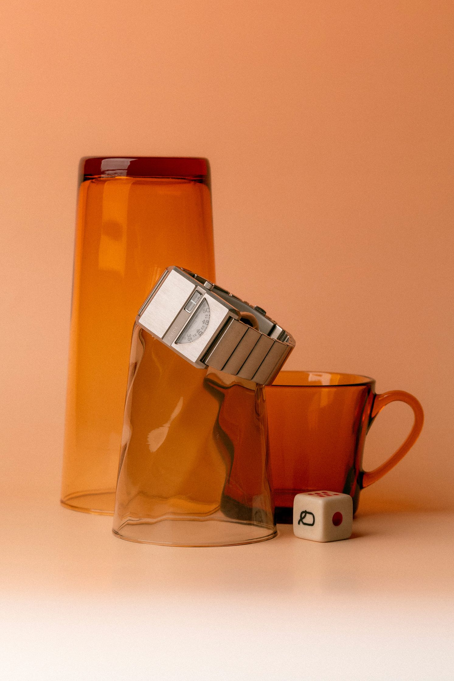 Fotografía de producto de un reloj de pulsera. Bodegón artístico de un reloj. Fotografía artística de un reloj.