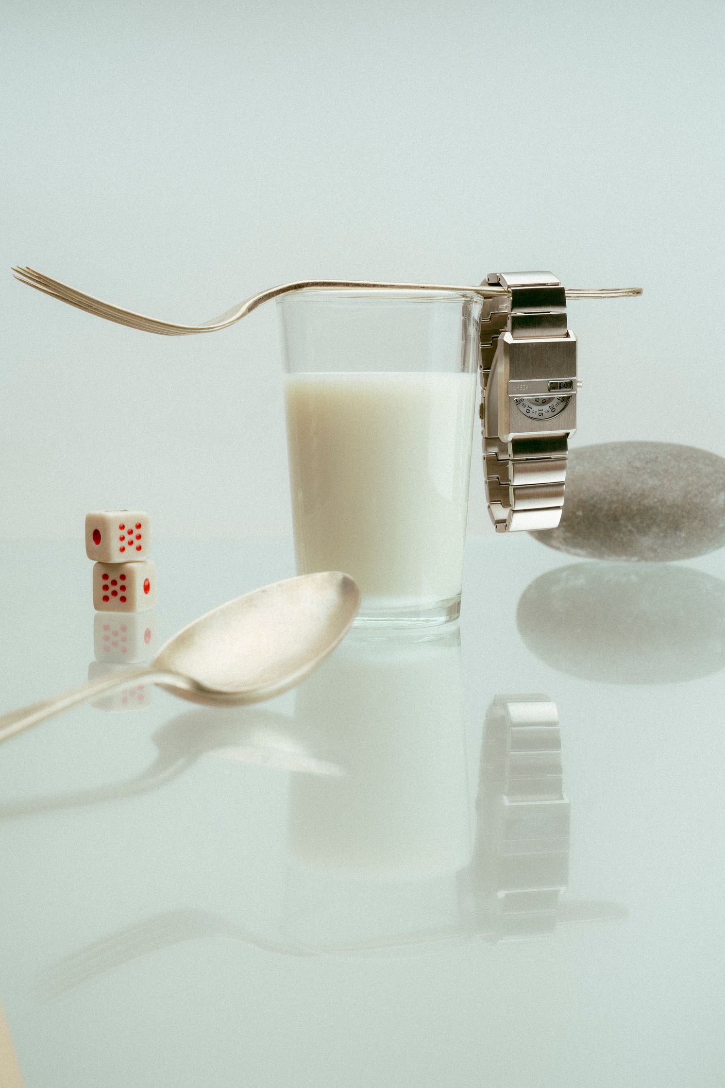 Fotografía de producto de un reloj de pulsera. Bodegón artístico de un reloj. Fotografía artística de un reloj.