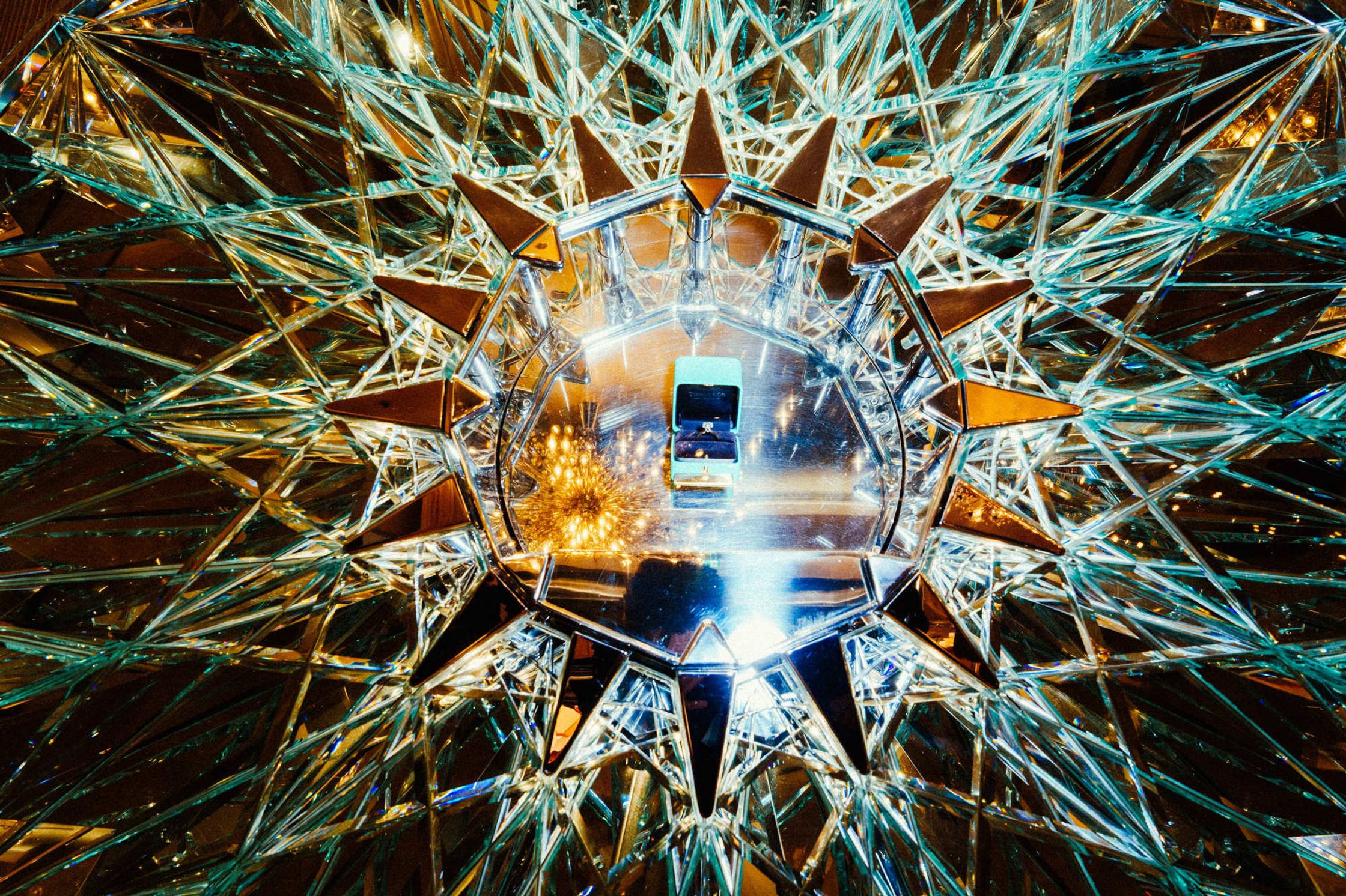 Kaleidoskopartige Spiegelinstallation mit strahlenden Glaselementen beim Tiffany & Co. Event Berlin – im Zentrum spiegelt sich eine türkisblaue Tiffany-Schmuckschatulle