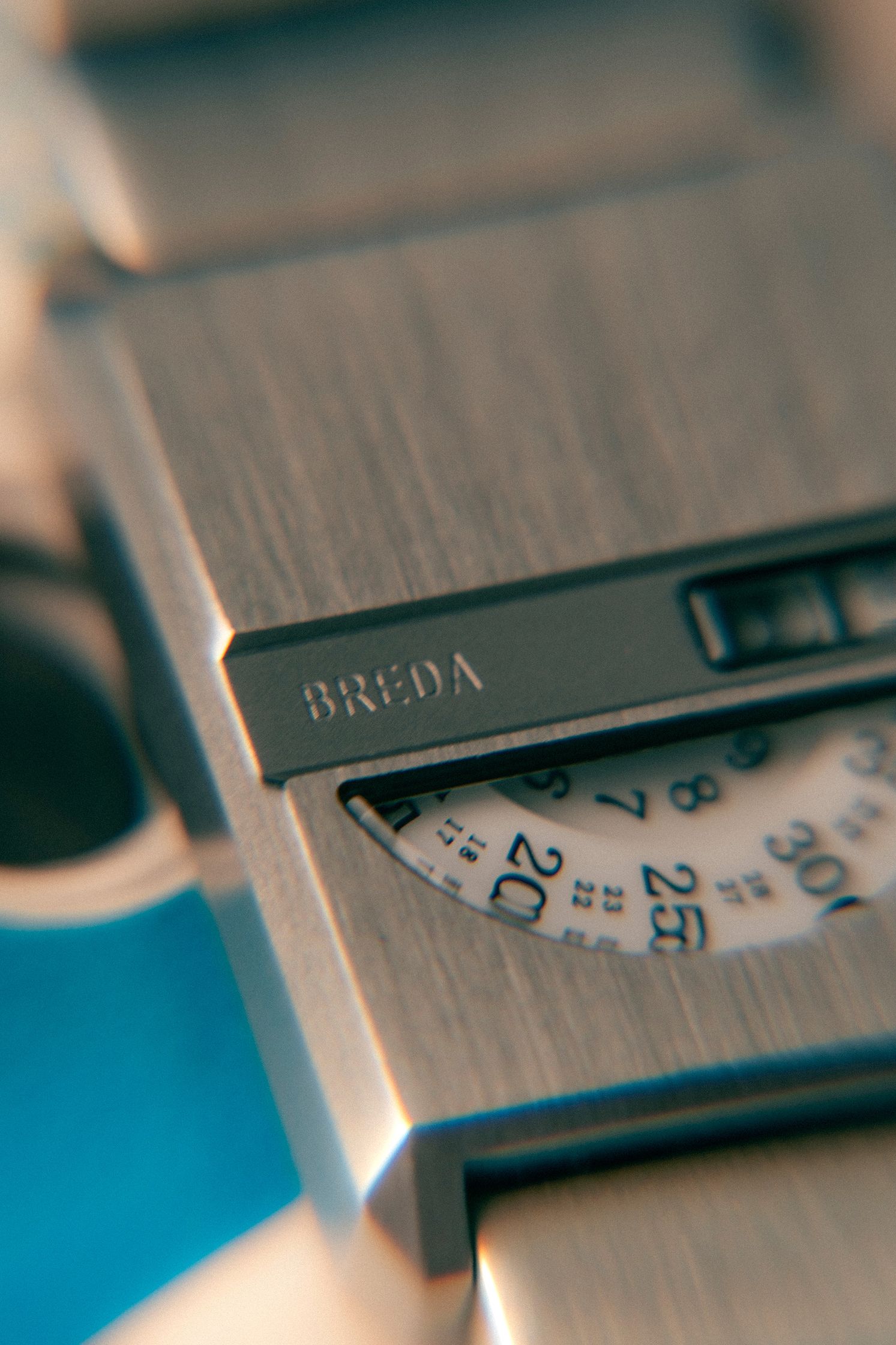 Fotografía de producto de un reloj de pulsera. Bodegón artístico de un reloj. Fotografía artística de un reloj.