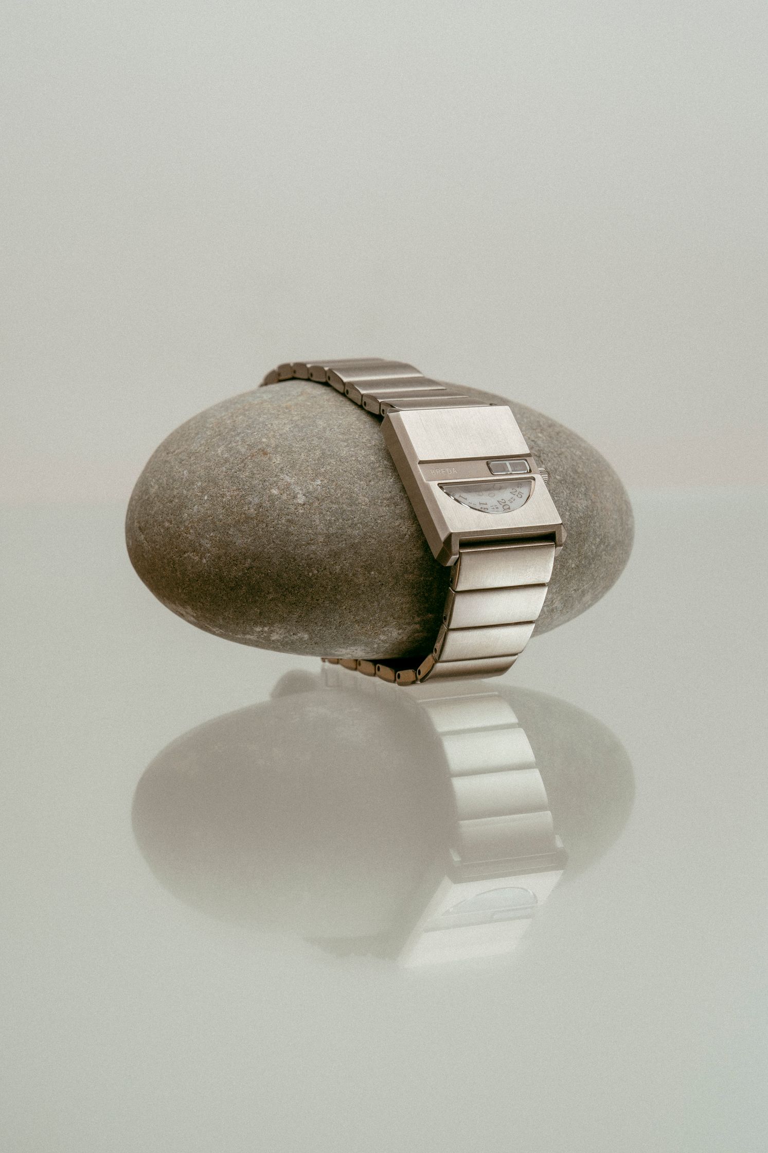 Fotografía de producto de un reloj de pulsera. Bodegón artístico de un reloj. Fotografía artística de un reloj.