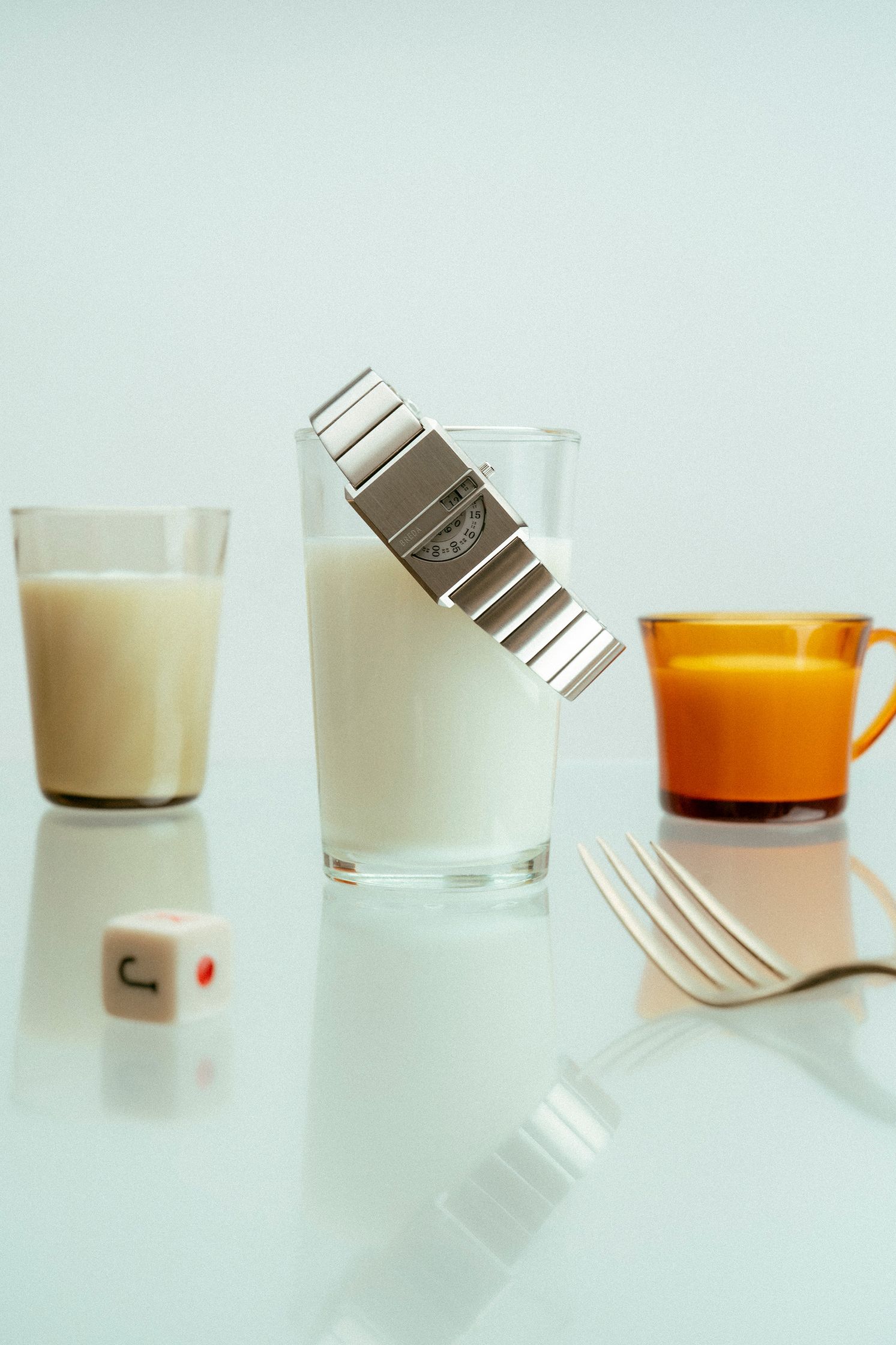 Fotografía de producto de un reloj de pulsera. Bodegón artístico de un reloj. Fotografía artística de un reloj.