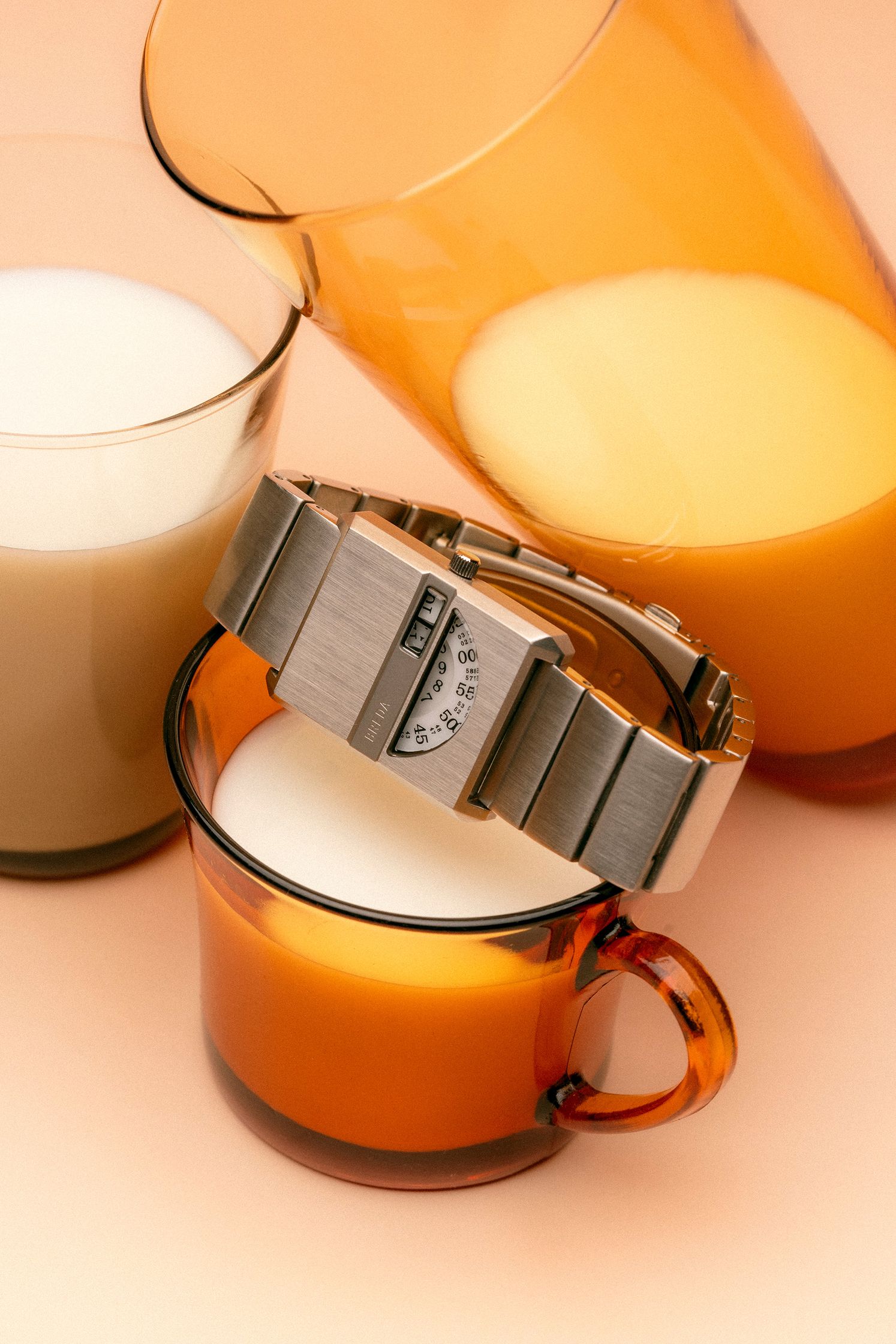 Fotografía de producto de un reloj de pulsera. Bodegón artístico de un reloj. Fotografía artística de un reloj.