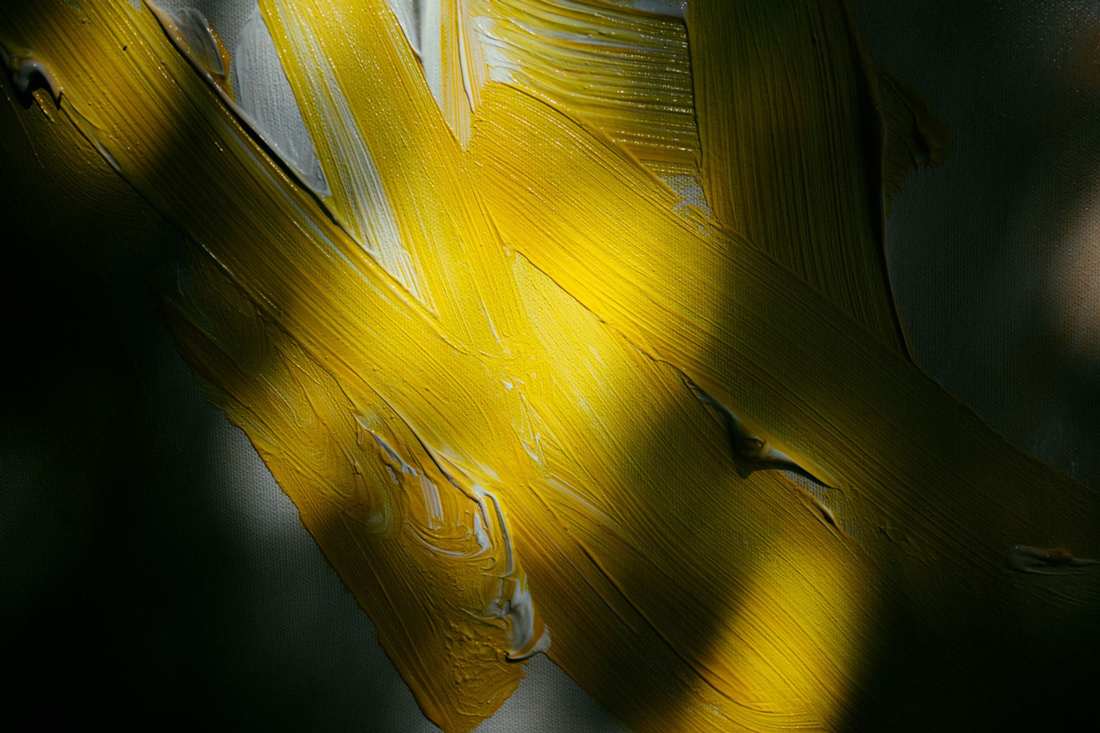 Makro-Detailaufnahme eines Gemäldes von Paul Schrader: Intensive goldgelbe Ölfarb-Pinselstriche mit pastosem Farbauftrag leuchten plastisch vor dunklem Hintergrund