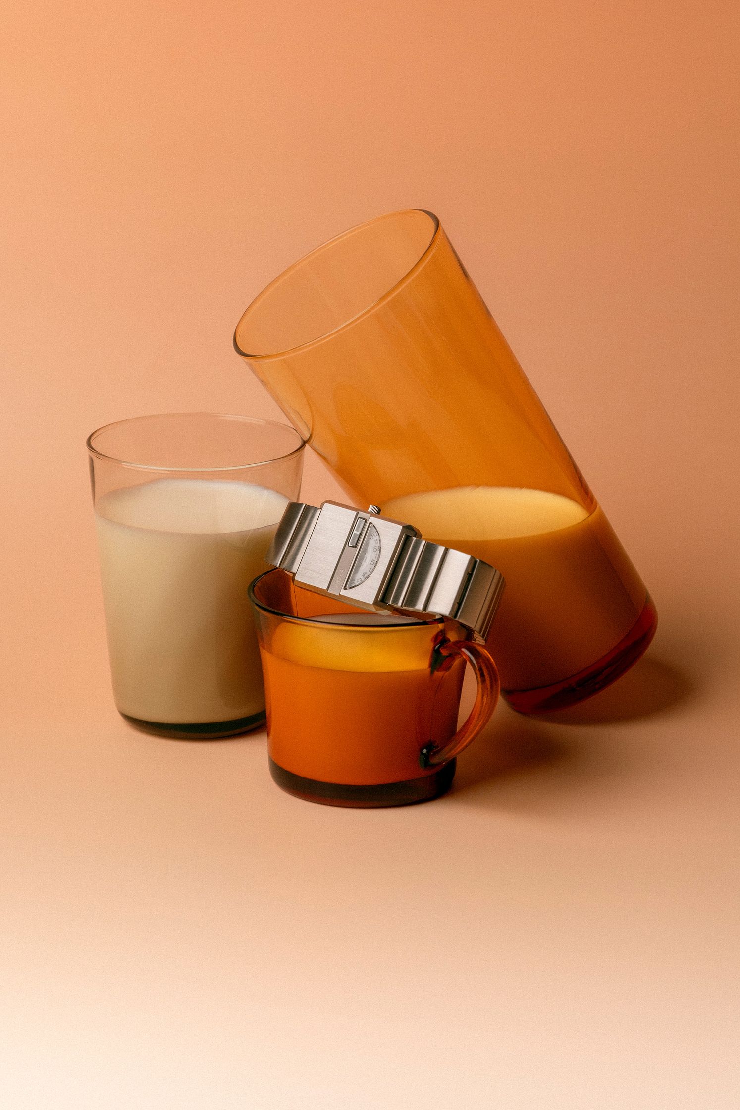 Fotografía de producto de un reloj de pulsera. Bodegón artístico de un reloj. Fotografía artística de un reloj.