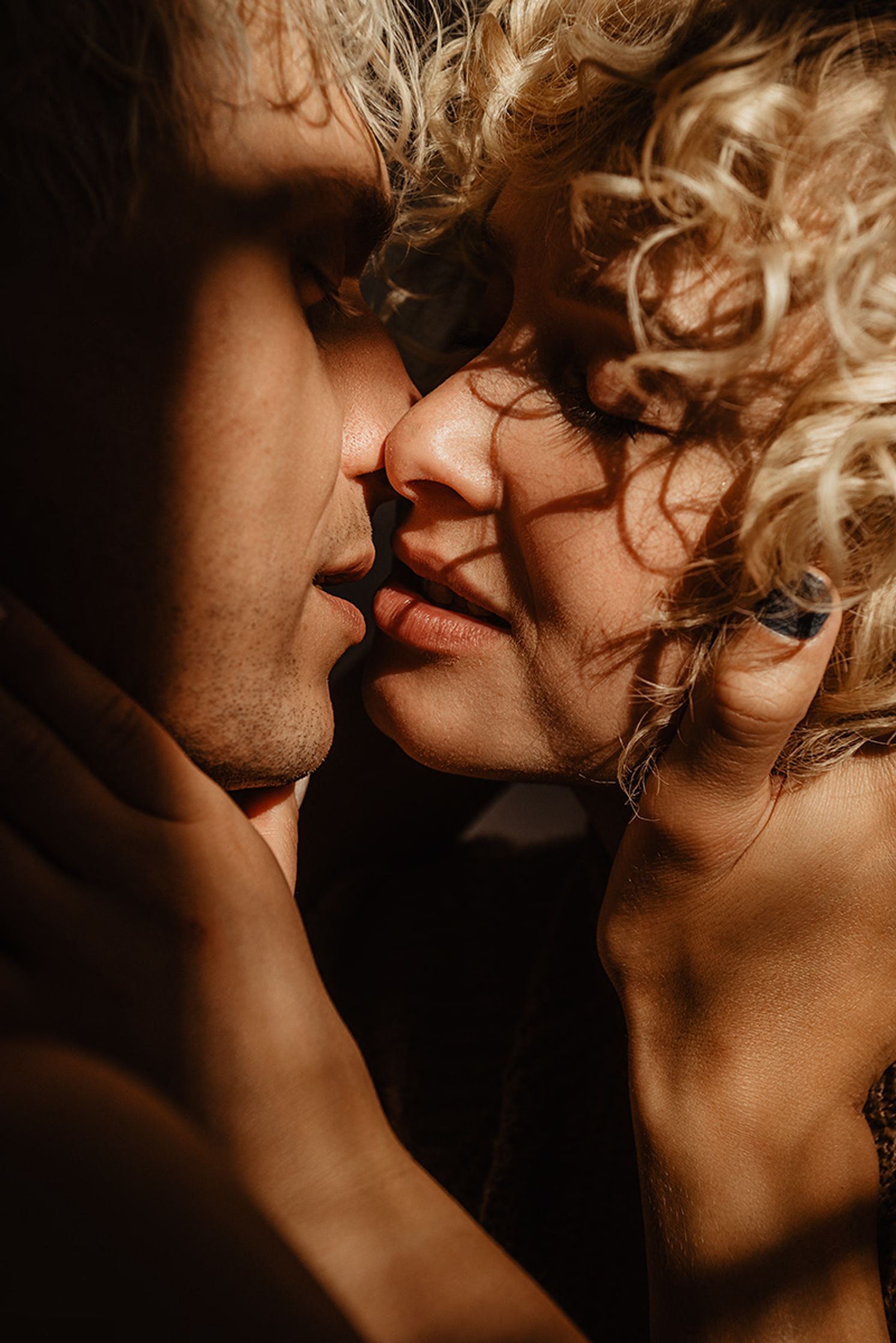 a man and woman kissing in the sunlight, amorelie add