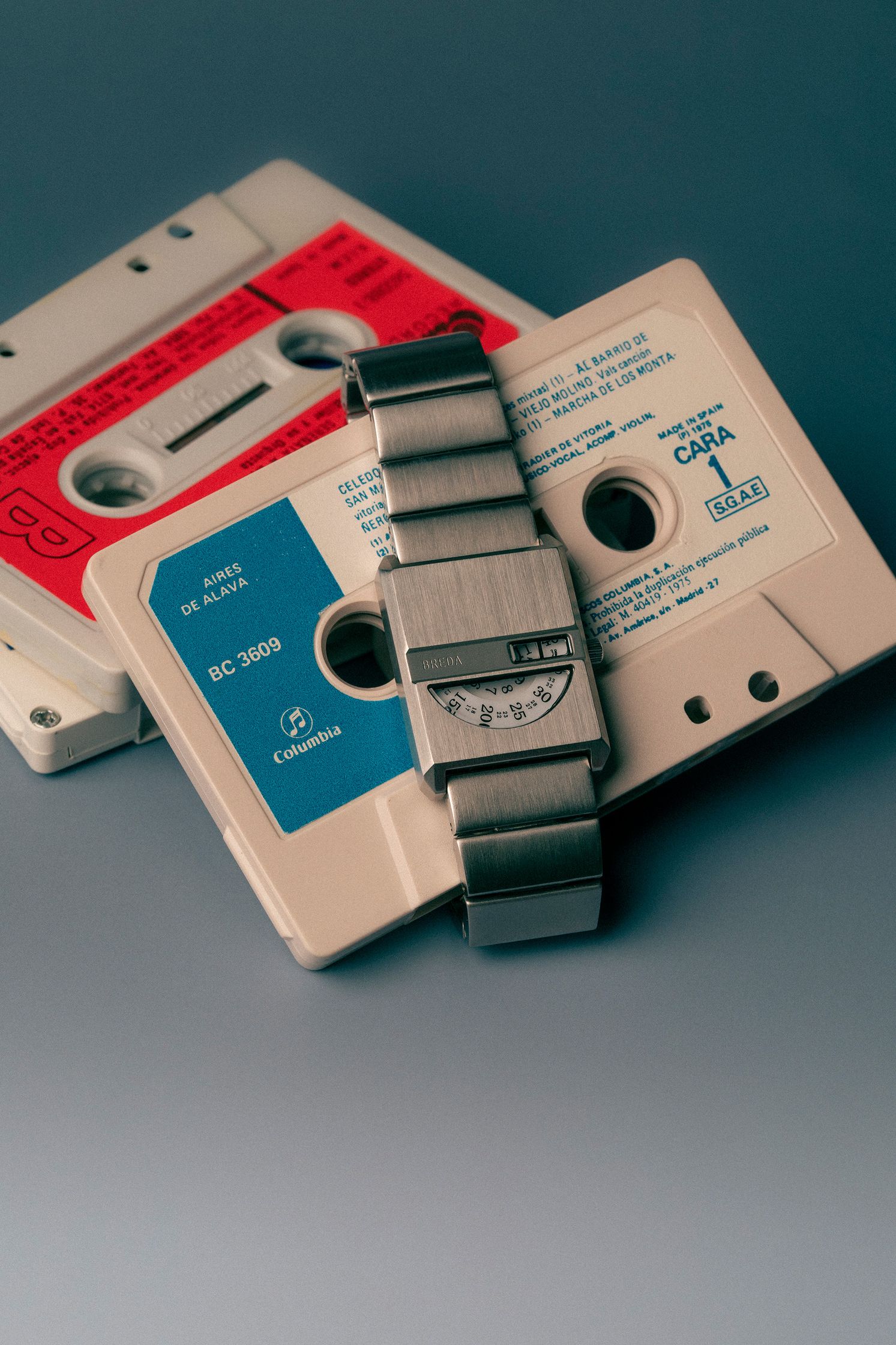 Fotografía de producto de un reloj de pulsera. Bodegón artístico de un reloj. Fotografía artística de un reloj.